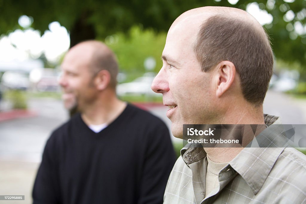 Dois homens a olhar para o lado de fora - Royalty-free 35-39 Anos Foto de stock