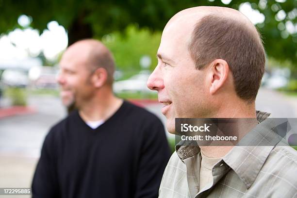 Dois Homens A Olhar Para O Lado De Fora - Fotografias de stock e mais imagens de 35-39 Anos - 35-39 Anos, 40-44 anos, Adulto