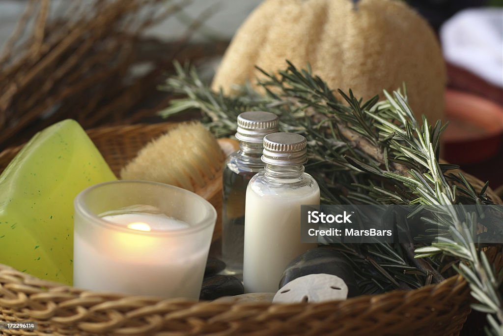 Cesto di prodotti spa con rosmarino - Foto stock royalty-free di Candela - Attrezzatura per illuminazione