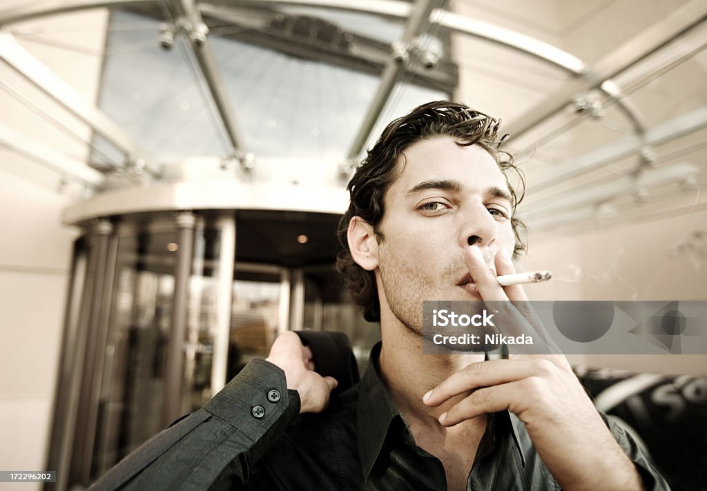 Fumer une cigarette - Photo de A la mode libre de droits