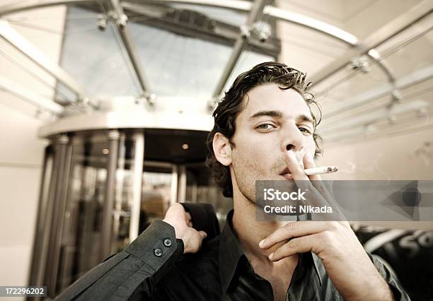喫煙タバコ - 1人のストックフォトや画像を多数ご用意 - 1人, くつろぐ, エンタメ総合