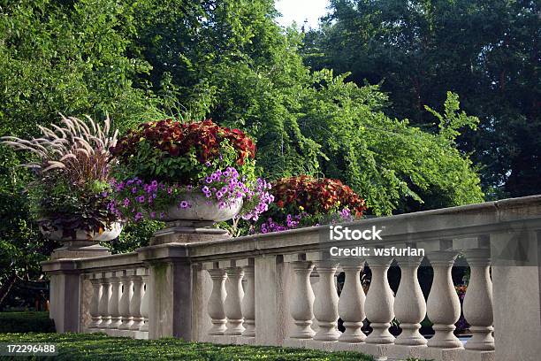 De Parede Clássico Com Dois Flor Pots - Fotografias de stock e mais imagens de Jardim do Éden - Jardim do Éden, Ao Ar Livre, Arquitetura
