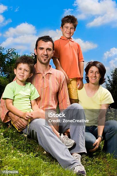 Foto de Família Feliz e mais fotos de stock de Abraçar - Abraçar, Adulto, Amizade