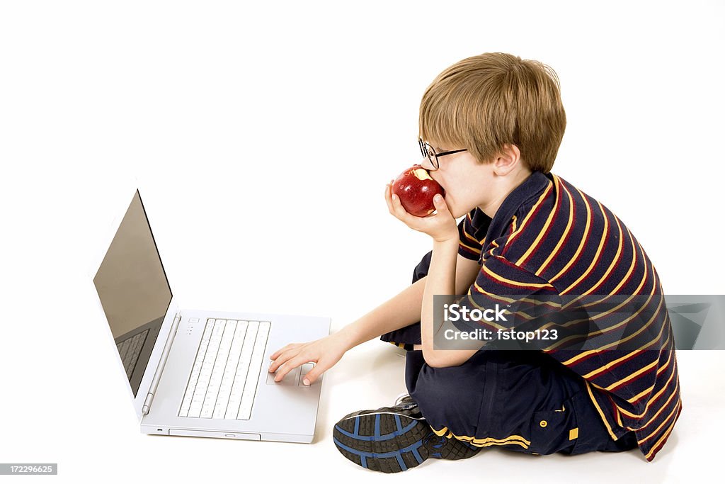 Enfant avec apple et ordinateur portable. Garçon étudiant, étudier à internet. - Photo de 6-7 ans libre de droits