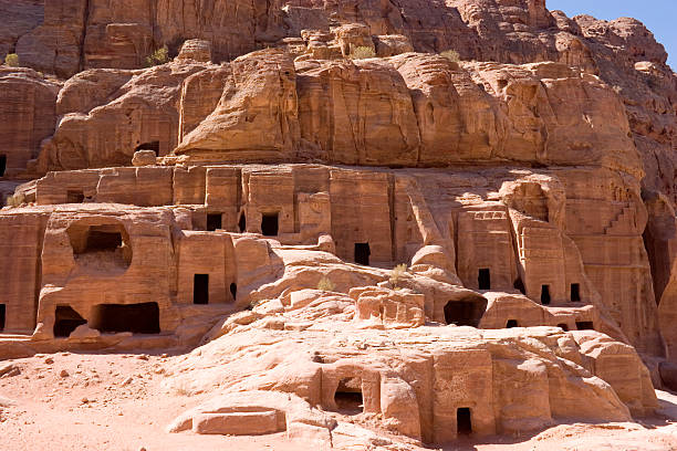 caverna túmulos, petra, jordânia - petra ancient civilization jordan cave - fotografias e filmes do acervo