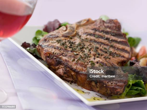 Bistecca Porterhouse - Fotografie stock e altre immagini di Alla griglia - Alla griglia, Barbecue - Cibo, Bistecca Porterhouse