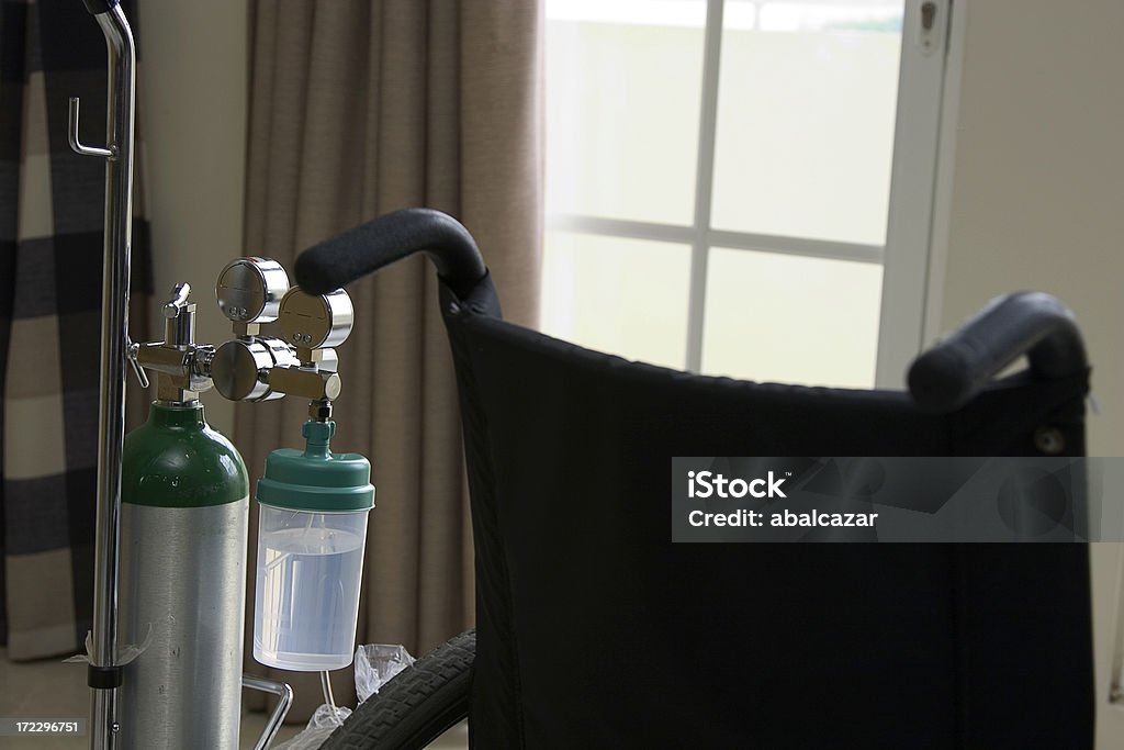 Sedia a rotelle e ossigeno - Foto stock royalty-free di Attrezzatura per la respirazione artificiale