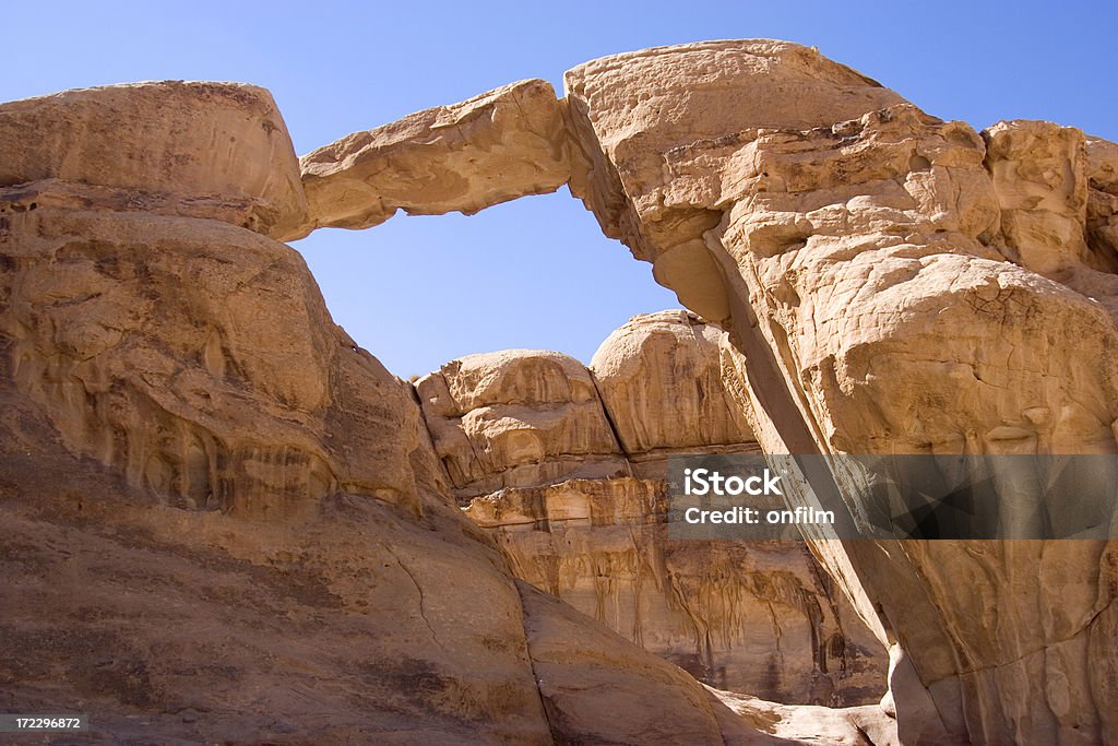 ロックブリッジ Wadi Rum ,Jordan - ワディラムのロイヤリティフリーストックフォト