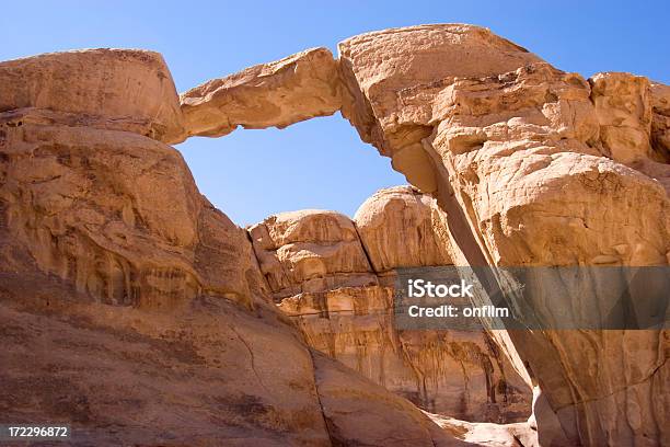 Rock Most Wadi Rum Jordania - zdjęcia stockowe i więcej obrazów Wadi Rum - Wadi Rum, Azja Zachodnia, Bez ludzi