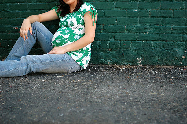 妊娠リラックスした雰囲気 - teenage pregnancy human pregnancy abdomen women ストックフォトと画像