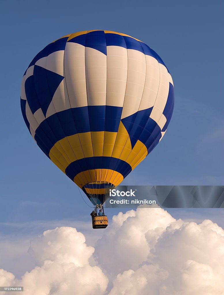 Globo aerostático de aire caliente por encima de las nubes - Foto de stock de Barco de pasajeros libre de derechos