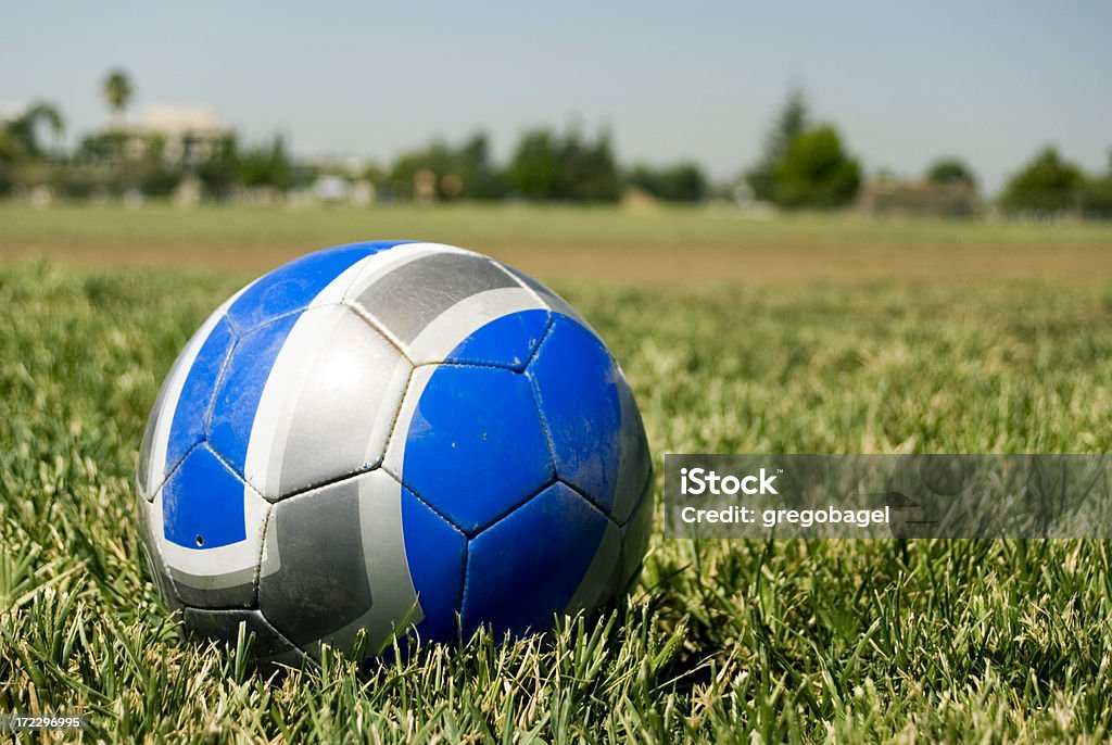 Bola de futebol na grama - Foto de stock de Atividade Recreativa royalty-free