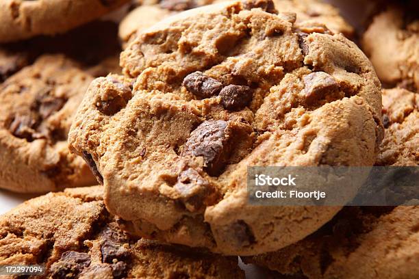 Foto de Massa Imagens Estáticas Cookie Com Gotas De Chocolate e mais fotos de stock de Alimento básico