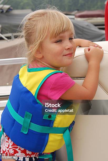 Vista Lateral De Três Anos Em Barco - Fotografias de stock e mais imagens de 2-3 Anos - 2-3 Anos, Ao Ar Livre, Barcaça de Fundo Chato