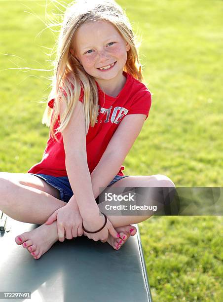 Sonriendo Bajo El Sol Foto de stock y más banco de imágenes de Niñas - Niñas, Niño, 8-9 años