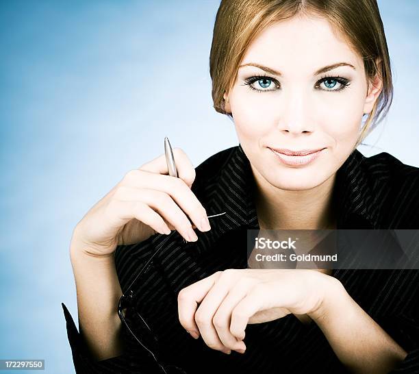 Jovem Mulher De Negócios - Fotografias de stock e mais imagens de Adulto - Adulto, Azul, Beleza