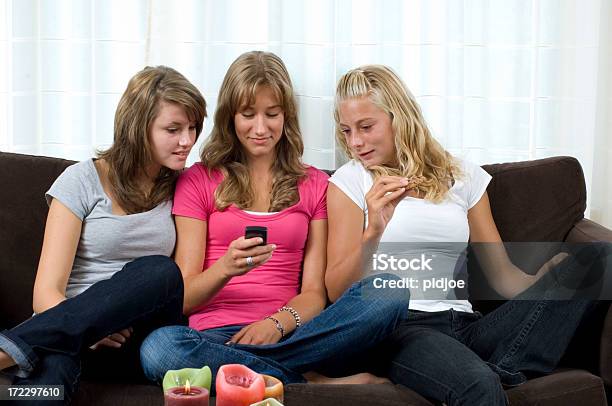Foto de Adolescentes Verificando Mensagem De Texto No Telefone Celular e mais fotos de stock de Aconchegante