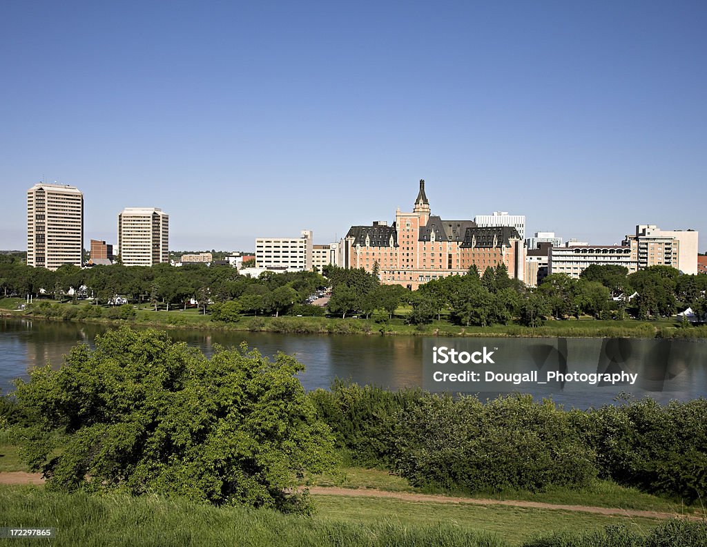 Saskatoon Riverbank en verano - Foto de stock de Saskatoon libre de derechos