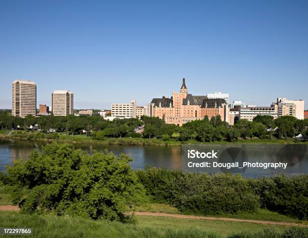 Saskatoon Riverbank En Verano Foto de stock y más banco de imágenes de Saskatoon - Saskatoon, Bloque de Oficinas, Borde del agua