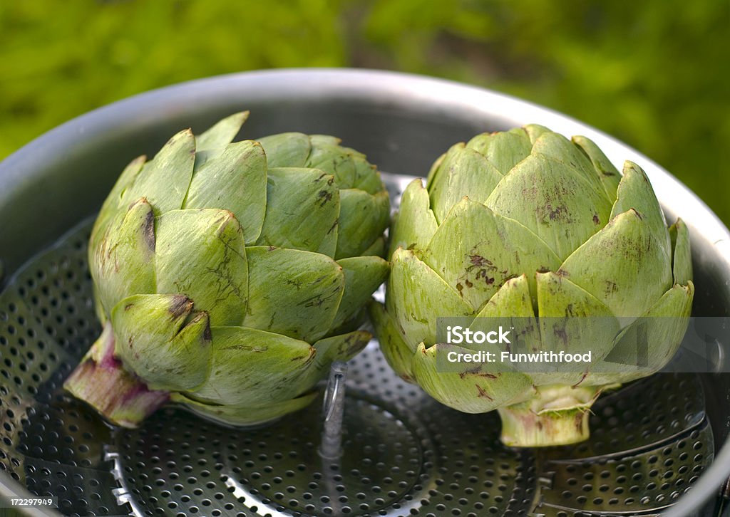 Alcachofras cozinhar no vapor Pan, alimentos frescos & verde primavera de legumes - Foto de stock de Alcachofra royalty-free