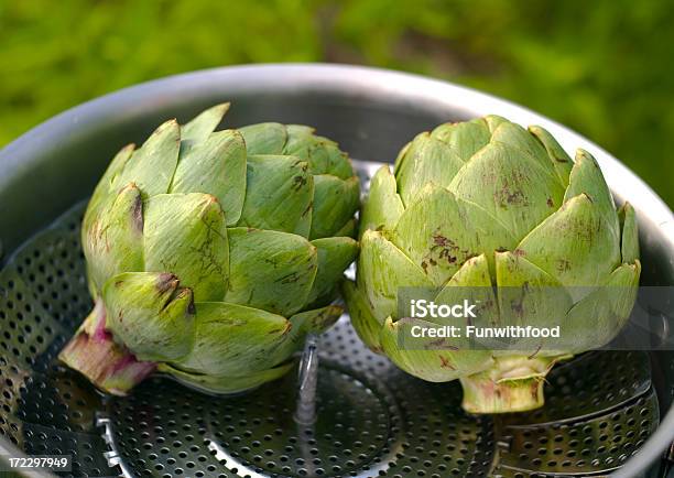 Foto de Alcachofras Cozinhar No Vapor Pan Alimentos Frescos Verde Primavera De Legumes e mais fotos de stock de Alcachofra