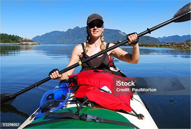 Photo libre de droit de Femme Faire Du Kayak Au Canada banque d'images et plus d'images libres de droit de Activité - Activité, Activité de loisirs, Adulte