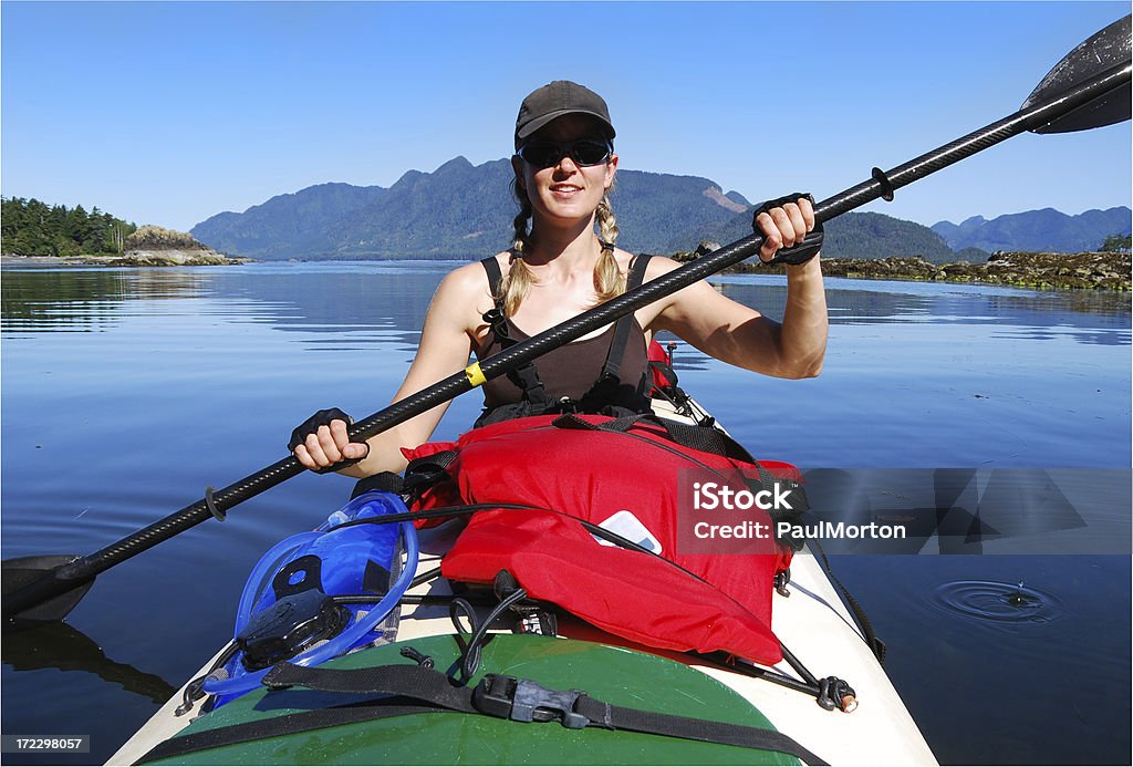 Женщина, каякинг в Канаде - Стоковые фото West Coast Trail роялти-фри