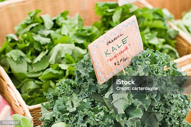 Couve Os Agricultores Orgânicos Frescos No Mercado - Fotografias de stock e mais imagens de 2000-2009 - 2000-2009, Abundância, Alface