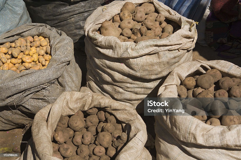 Patatas peruano en el mercado. - Foto de stock de Alimento libre de derechos