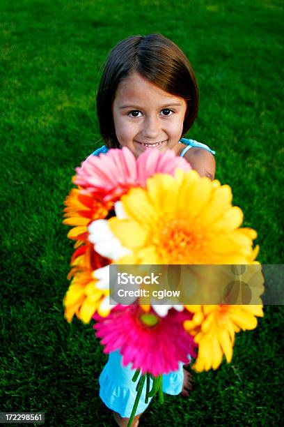 Photo libre de droit de Jolie Fille En Été Avec Des Fleurs banque d'images et plus d'images libres de droit de Adolescence - Adolescence, Adolescent, Amitié