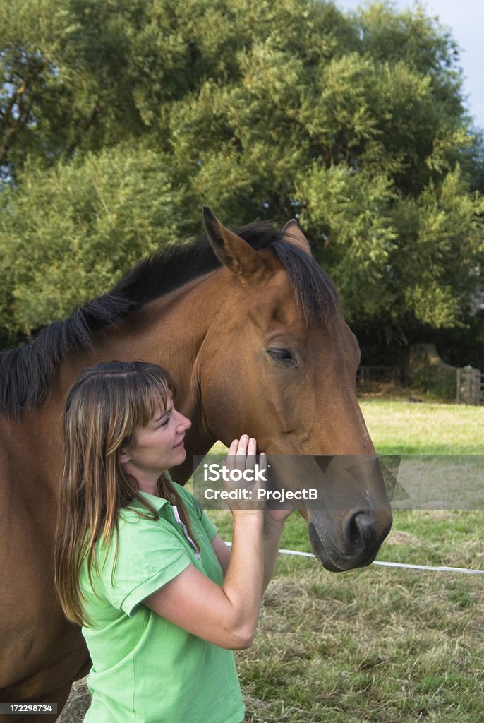 Las mujeres y de caballos - Foto de stock de Abrazar libre de derechos