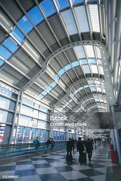 Concourse B Aeropuerto Ohare Airport Foto de stock y más banco de imágenes de Aeropuerto - Aeropuerto, Acero, Arquitectura