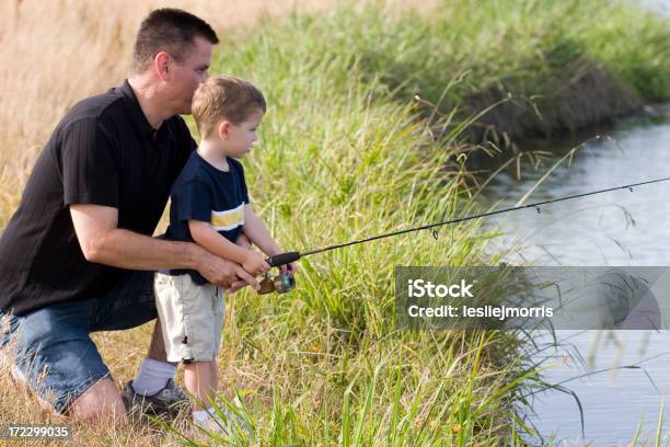 Foto de Pais Ajudando O Filho De Peixe e mais fotos de stock de Adulto - Adulto, Aprender, Assistência