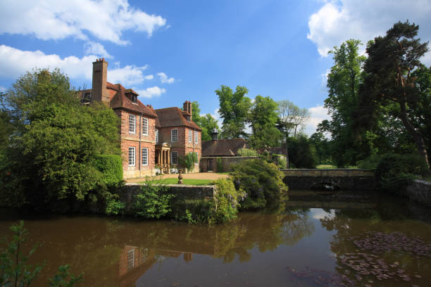 groombridge lugar jardines - house landscaped beauty in nature horizon over land fotografías e imágenes de stock