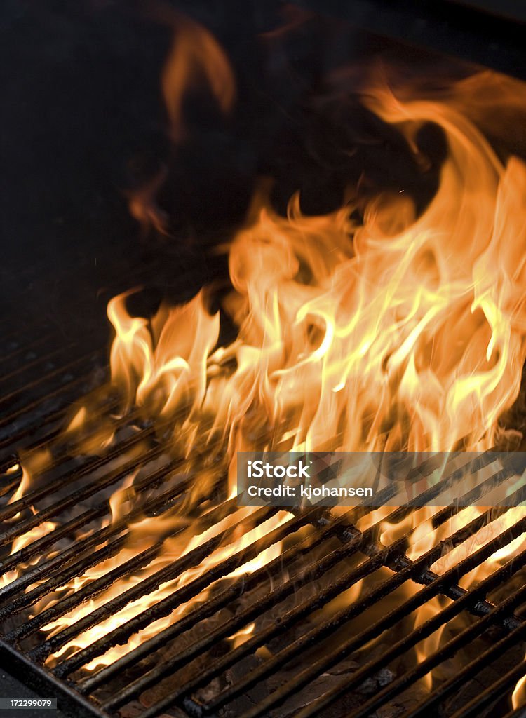 Flaming barbecue - Foto stock royalty-free di Bruciare