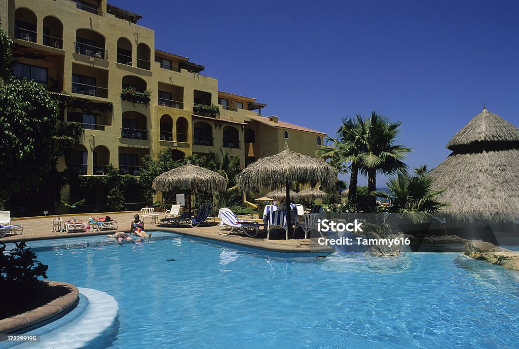 Piscine de luxe - Photo de Cabine de plage libre de droits