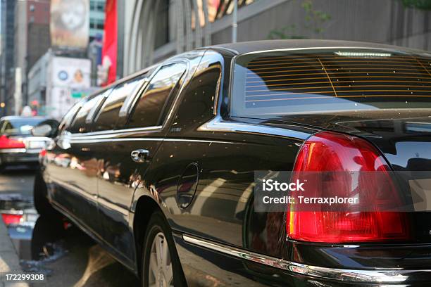 Photo libre de droit de Limousine Sur Street Gros Plan banque d'images et plus d'images libres de droit de Limousine - Voiture - Limousine - Voiture, Couleur noire, New York City