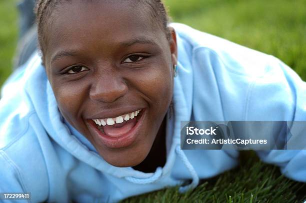 Hermoso Reír Foto de stock y más banco de imágenes de 12-13 años - 12-13 años, 14-15 años, Acostado