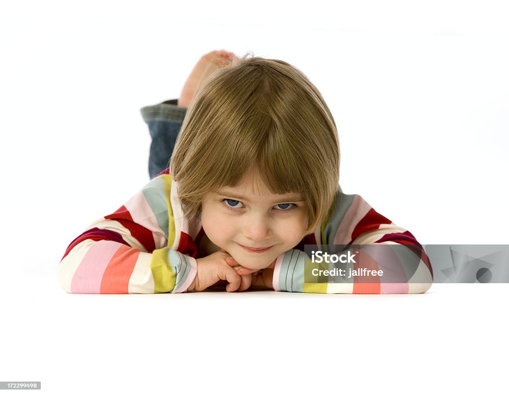 Kleines Mädchen auf dem Bauch liegen Vorderseite mit frechen Lächeln Sie - Lizenzfrei 2-3 Jahre Stock-Foto