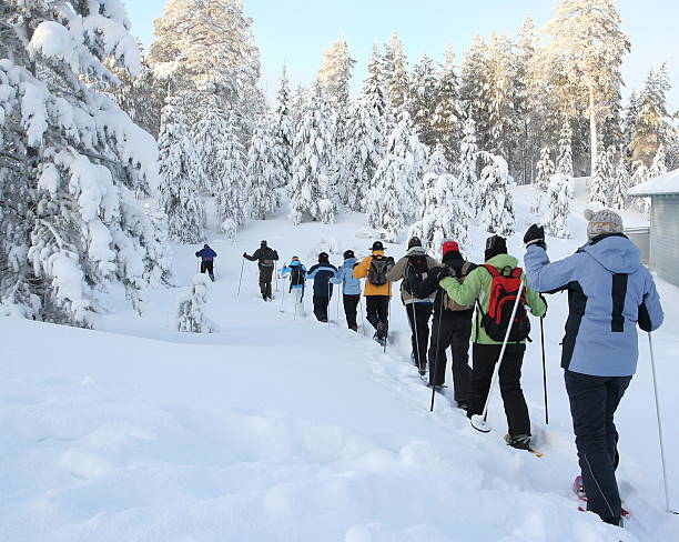 racchetta da neve a piedi - snowshoeing foto e immagini stock