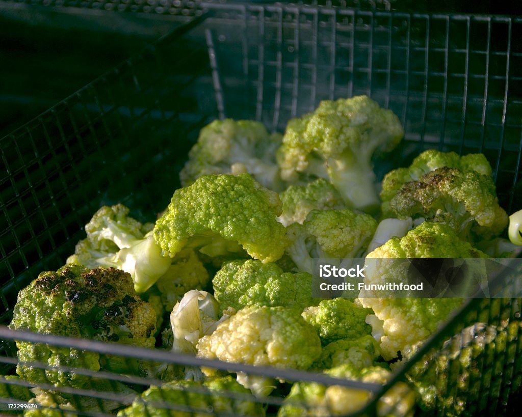 Brokuły & kalafior, gotowanie Pieczone warzywa na Grill - Zbiór zdjęć royalty-free (Barbecue)