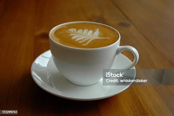 Frische Tasse Kaffee Auf Holz Stockfoto und mehr Bilder von Flat White - Flat White, Aufschäumen, Blatt - Pflanzenbestandteile