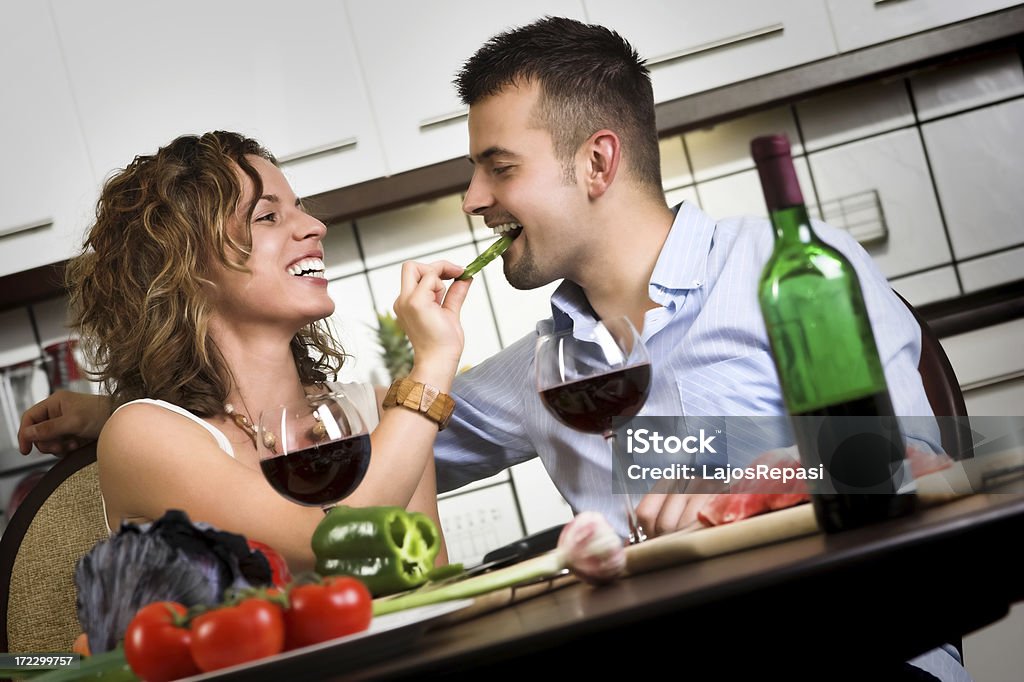 Jovem casal feliz preparando o almoço na cozinha - Foto de stock de Adulto royalty-free