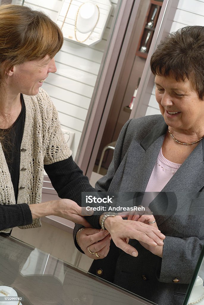 Comprar un reloj de pulsera - Foto de stock de 40-44 años libre de derechos