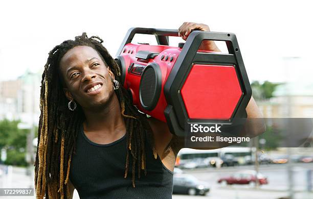 Homem Segurando Um Boom Box - Fotografias de stock e mais imagens de 20-24 Anos - 20-24 Anos, Adulto, Afro-americano