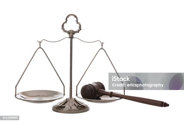 Martillo De Balanzas De La Justicia Foto de stock y más banco de imágenes de Balanzas de la Justicia - Balanzas de la Justicia, Mazo de juez, Desequilibrio