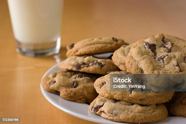 Photo libre de droit de Plaque De Biscuits Aux Pépites De Chocolat Et Verre De Lait Sur Une Table banque d'images et plus d'images libres de droit de Aliment