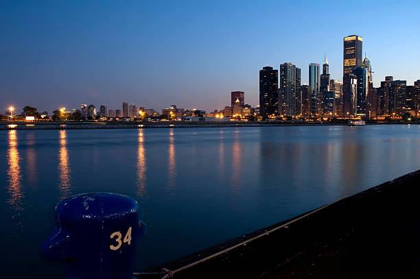 Chicago bei Dämmerung mit Mooring Ballard – Foto