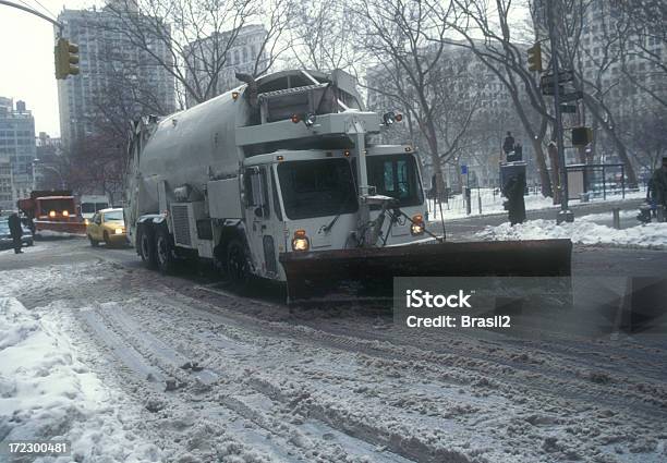 Foto de Removedor De Neve e mais fotos de stock de Assistência - Assistência, Atividade, Atrás