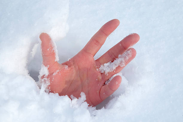 Pedir ayuda en la nieve - foto de stock